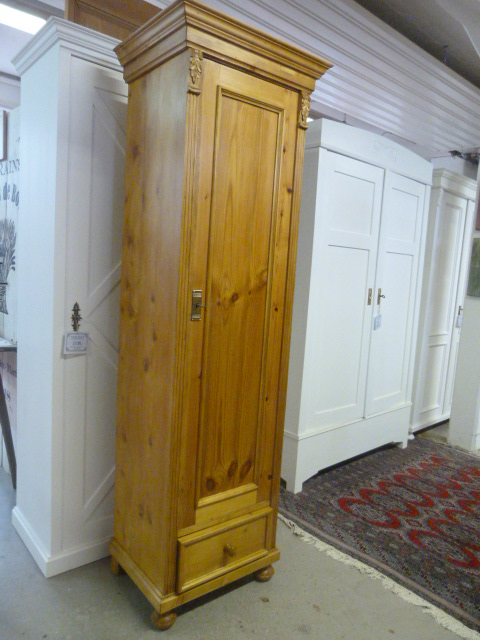 Schmaler Schrank